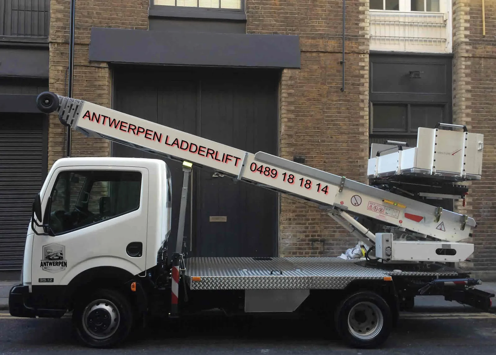 Vrachtwagen van Antwerpen Ladderlift met uitgeschoven ladderlift en platform in een straat